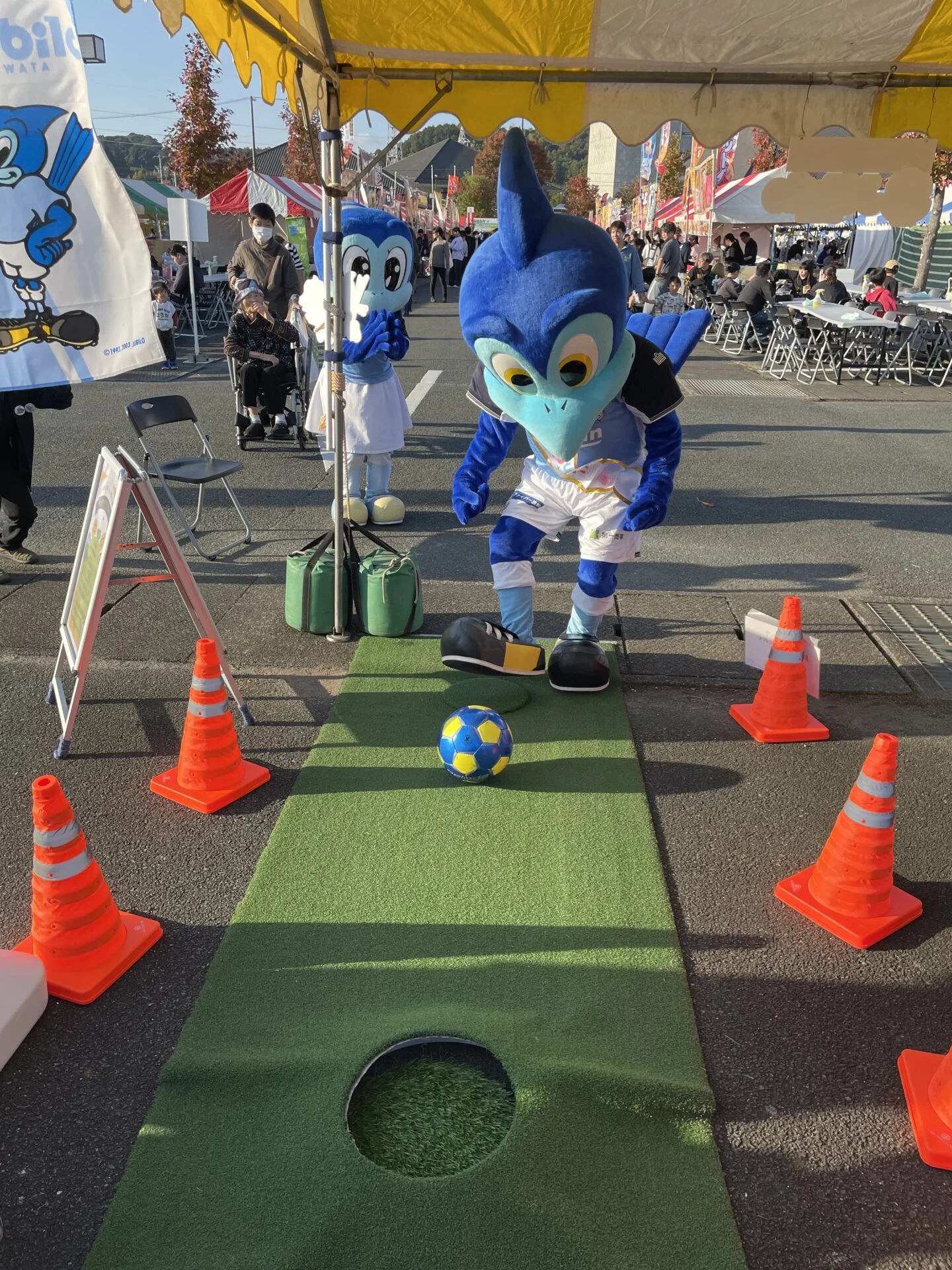 “カップインフットボール”カップ目指してサッカーボールを蹴るどなたにも挑戦できるスポーツ
