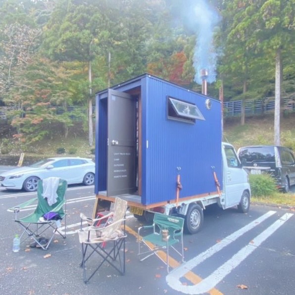 軽トラックの荷台に乗せたサウナの展示　体験